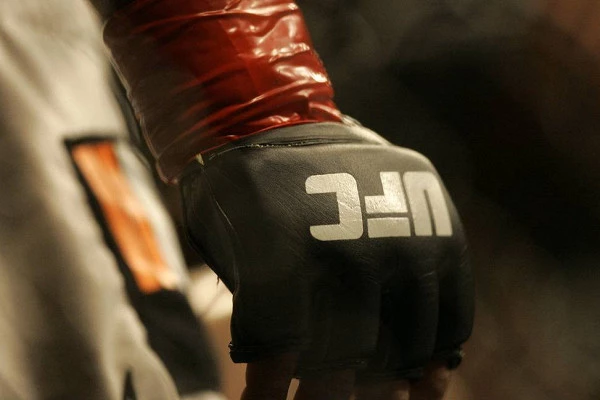 Платную трансляцию турнира UFC 257 посмотрели 1,6 млн человек